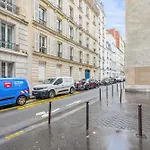 Stylish And Bright Flat In The 17Th Arr Of Paris - Welkeys